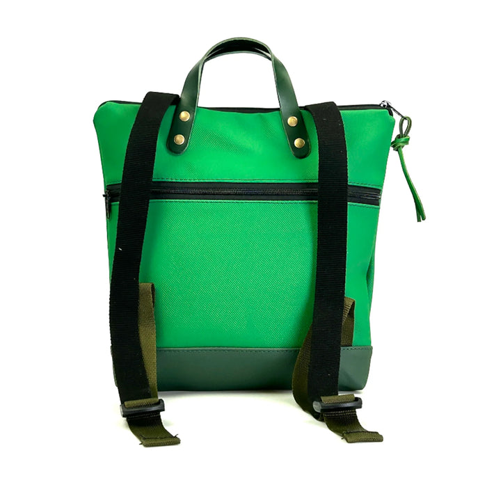 Mochila Mini Cuadrada Impermeable con bolsillo extra Daniel Chong - Verde con bolsillo negro y base verde