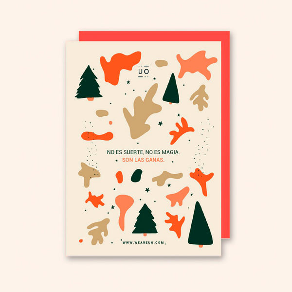 Postal color crema con estampados orgánicos abstractos en tonos naranja, verde y crema que recuerdan elementos navideños ante un sobre coral en fondo blanco.