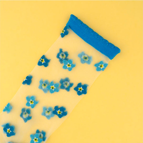 Calcetines de malla transparentes con dibujos de flores nomeolvides azules. Calcetines con estampado de flores nomeolvides con el remate, el talón y la punta en azul.