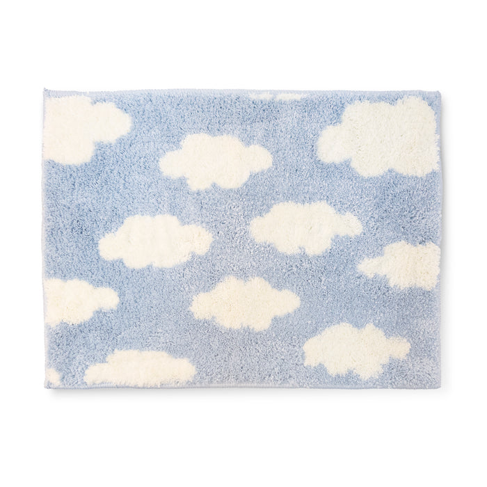 Alfombrilla de baño azul con estampado de nubes blancas.