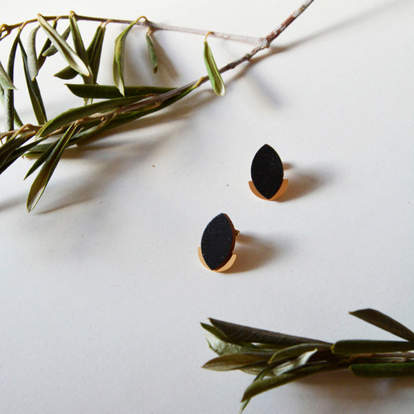 Pendientes de madera con forma de hoja de olivo en color negro y semicírculo dorado en la parte inferior trasera.