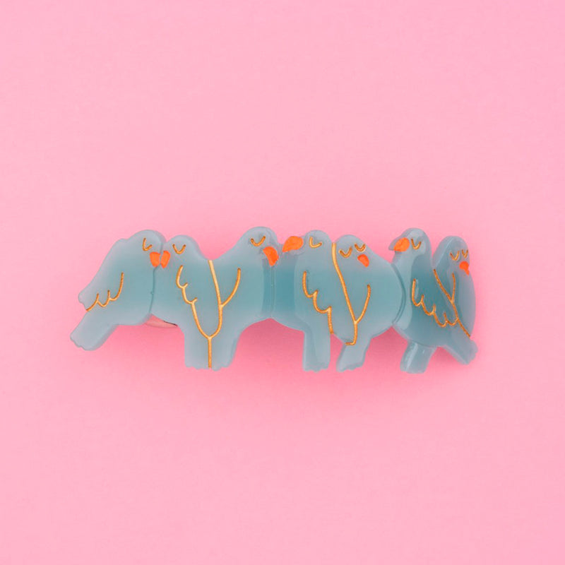 Pasador de pelo estilo barrette francés en forma de fila de pájaros azules con detalles dorados. Fabricado con acetato de celulosa reciclado.