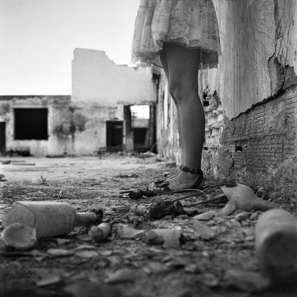 Fotografía en blanco y negro de piernas de mujer en zona en ruinas tomada con la película Fomapan Profi Line Classic ISO 100