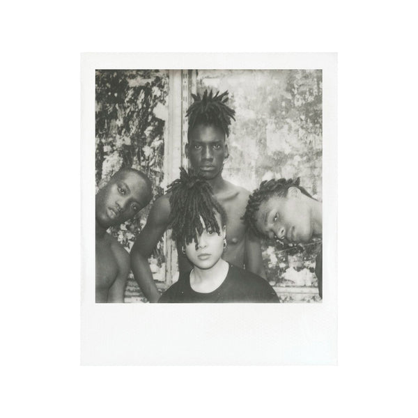 Fotografía polaroid i-Type en blanco y negro de cuatro personas negras 