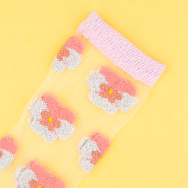 Calcetines de malla transparentes con dibujos de pensamientos rosa. Calcetines con estampado de pensamientos con el remate, el talón y la punta en rosa palo.