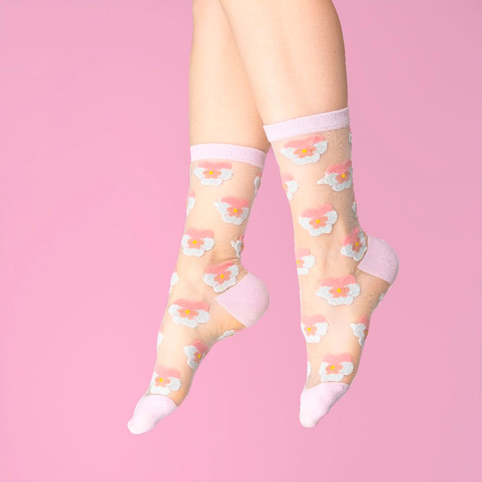 Calcetines de malla transparentes con dibujos de pensamientos rosa. Calcetines con estampado de pensamientos con el remate, el talón y la punta en rosa palo.