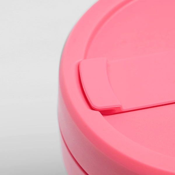 Taza plegable de silicona color rosa, detalle de la tapa