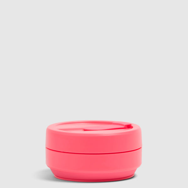 Taza plegable de silicona color rosa plegada
