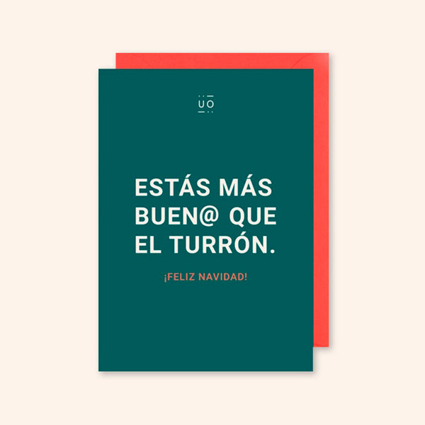 Postal de color verde con texto “ESTÁS MÁS BUEN@ QUE EL TURRÓN” en blanco y “¡Feliz navidad!” en rojo. ante sobre rojo en fondo blanco