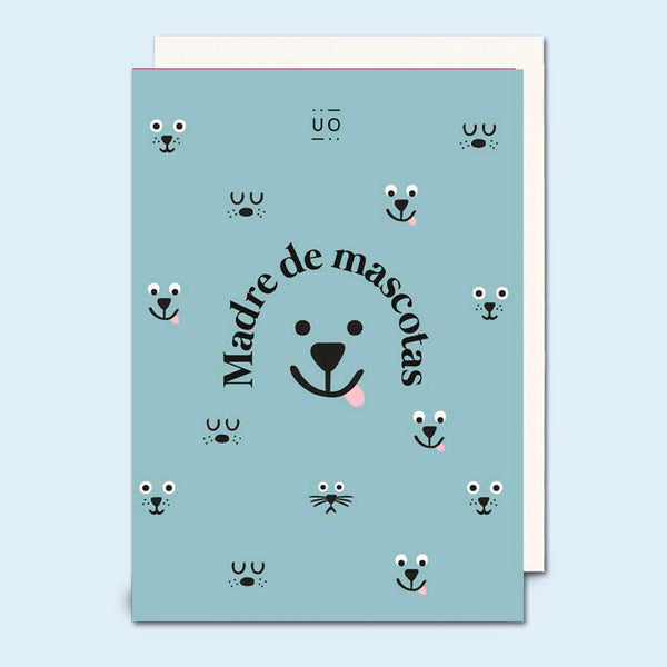 Postal azul con estampado de caritas de animalitos y el texto "Madre de mascotas" en negro ante sobre blanco en fondo azul claro.