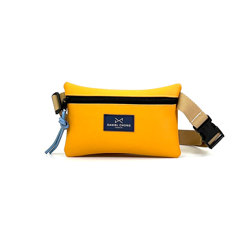 Riñonera impermeable Daniel Chong - Mostaza con correa beige y detalle azul