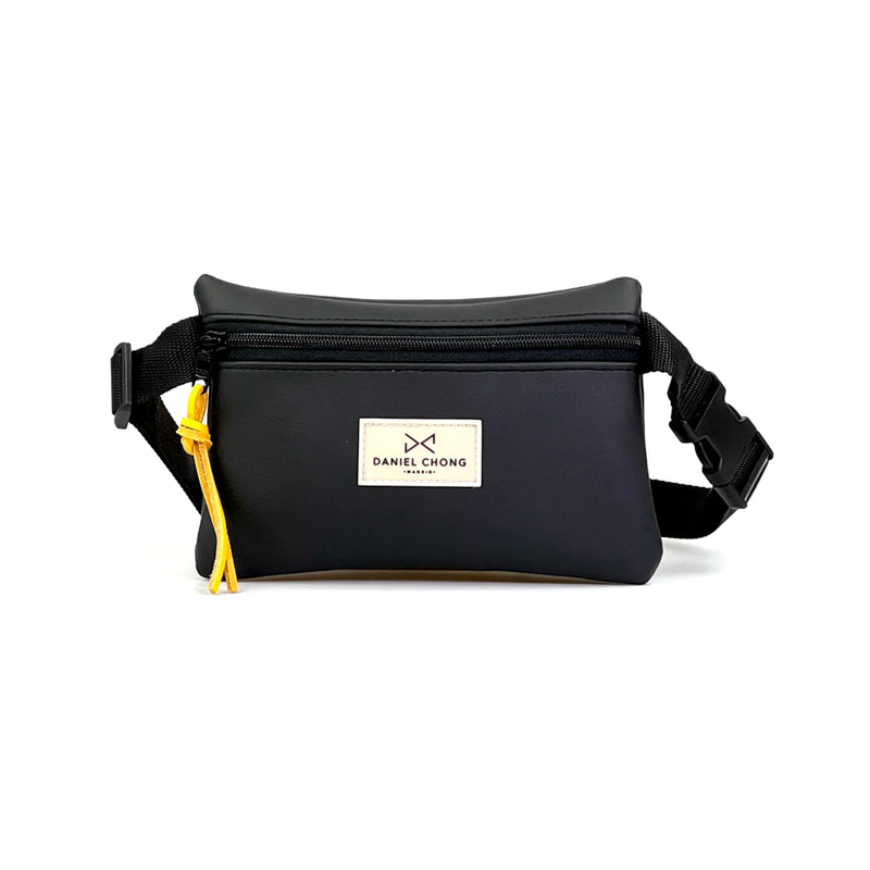 Riñonera impermeable Daniel Chong - Negra con correa negra y detalle amarillo