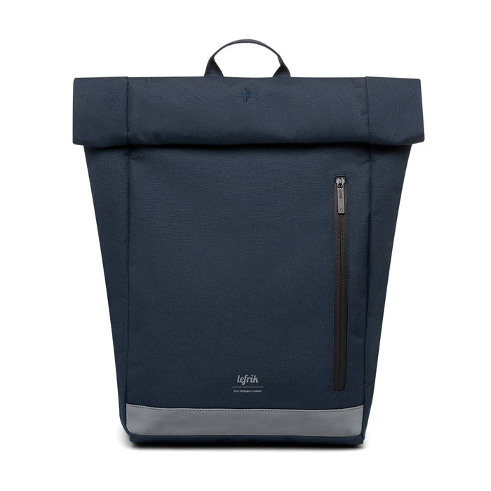 Mochila azul navy con banda reflectante de gran capacidad. Sistema de cierre mediante enrollado que permite pasar de 15 litros de capacidad a 19 litros de capacidad.