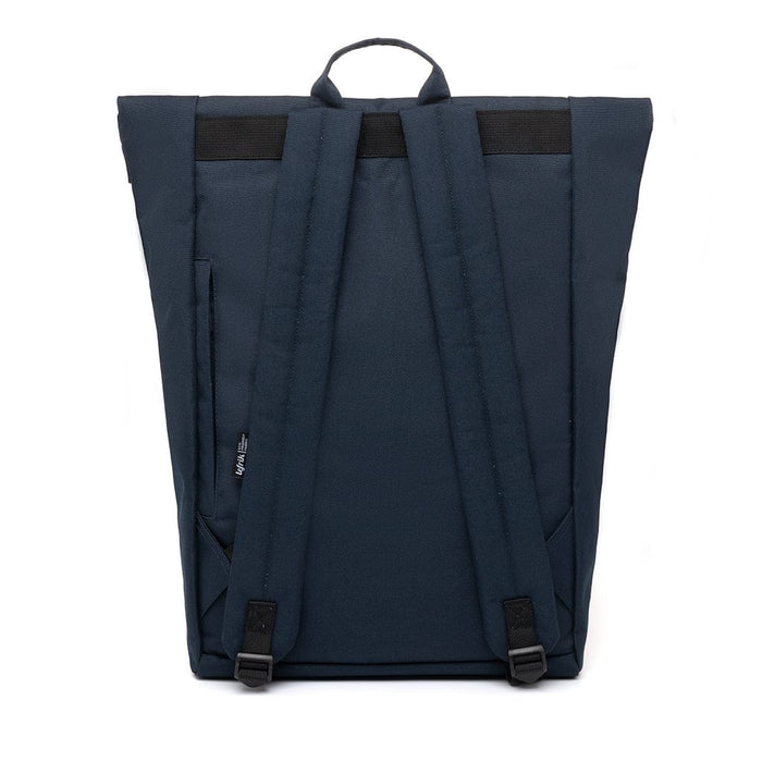 Mochila azul navy con banda reflectante de gran capacidad. Sistema de cierre mediante enrollado que permite pasar de 15 litros de capacidad a 19 litros de capacidad.