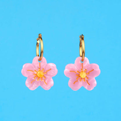 Pendientes de aro chapado en oro con flor de sakura en color rosa de acetato de papel reciclado.
