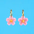Pendientes de aro chapado en oro con flor de sakura en color rosa de acetato de papel reciclado.