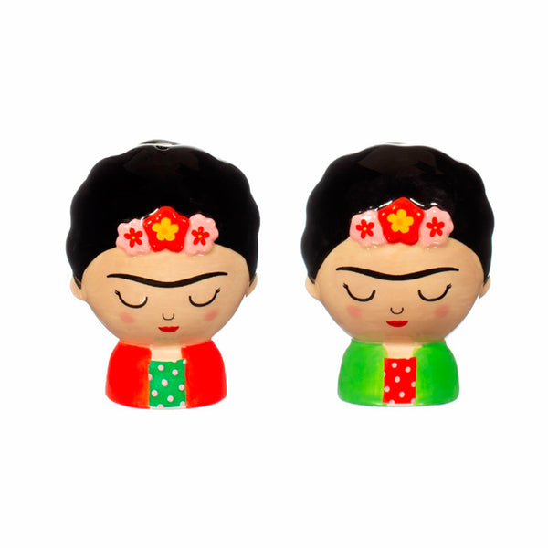 Salero y pimentero en forma de dos pequeñas Frida Kahlo. Salero y  pimentero Frida Kahlo con vestido rojo y verde con lunares y vestido verde y rojo con lunares.