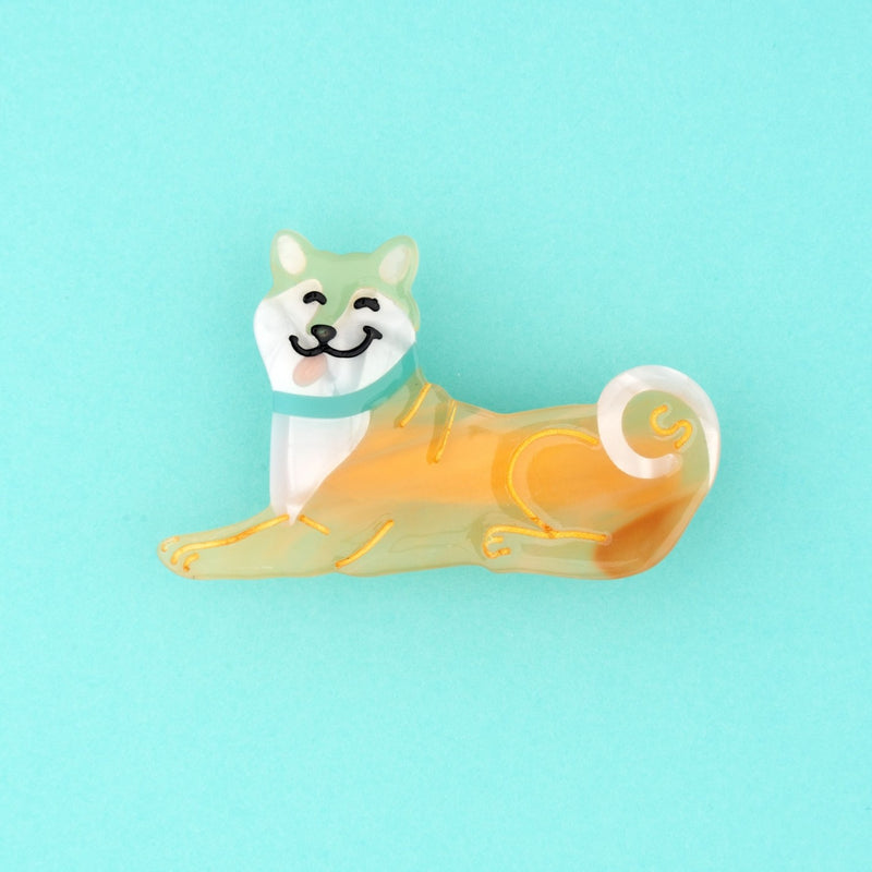 Pasador para el pelo en forma de perro shiba inu tumbado con collar azul