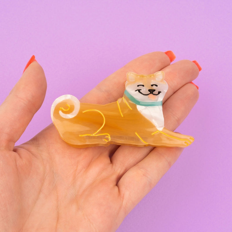 Pinza para el pelo en forma de perro shina inu/ aikita. Pinza divertida y original fabricada con acetato de celulosa reciclado y biodegradable. Vista sobre mano.