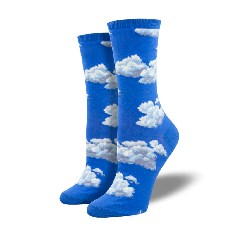 Calcetines de algodón de color azul con dibujos de nubes. 