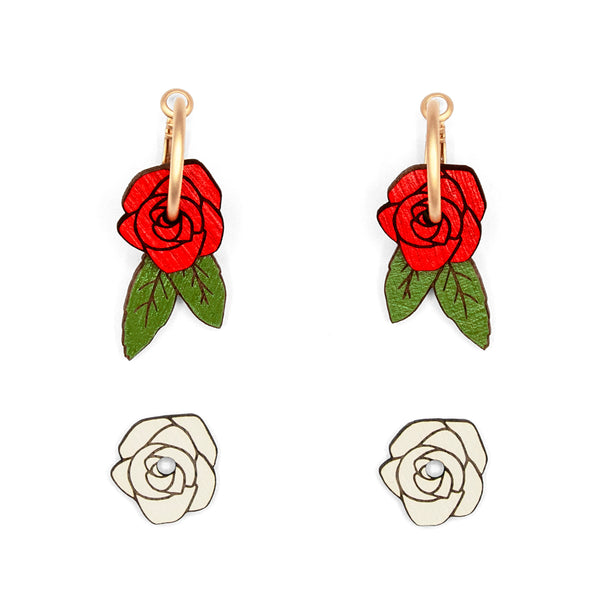 Pendientes de aro con charm de madera en forma de rosa roja, blanca y hojas verdes.