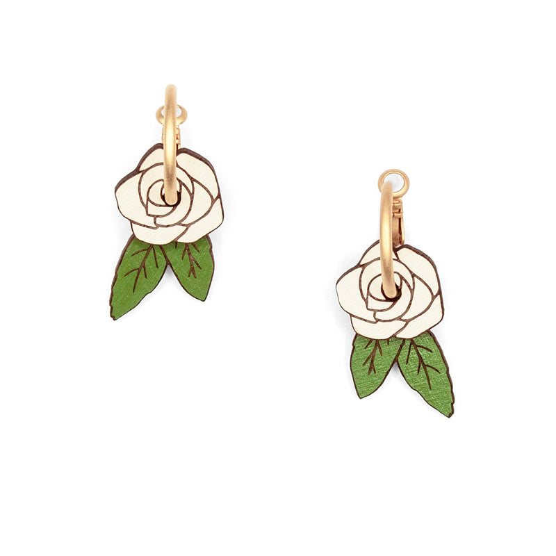 Pendientes de aro con charm de madera en forma de rosa  blanca y hojas verdes.