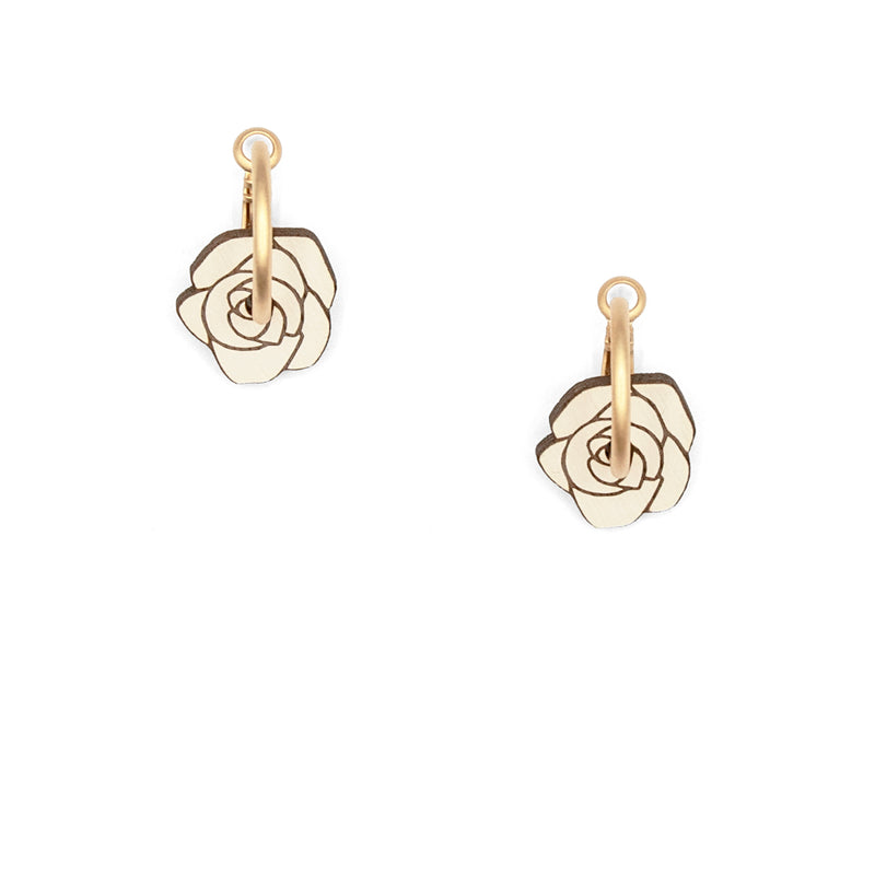 Pendientes de aro con charm de madera en forma de rosa  blanca