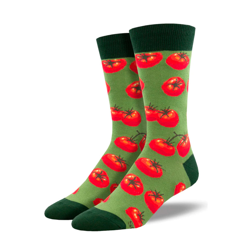 Calcetines color verde con estampado de tomates rojos y puntera, talón y goma en color verde oscuro. 