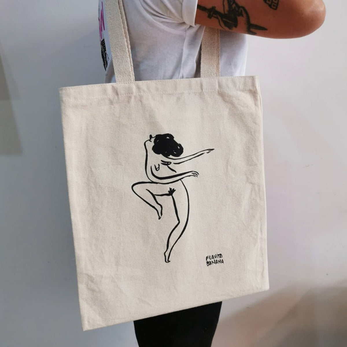 Tote bag - "Mujer feliz bailando" de Flavita Banana