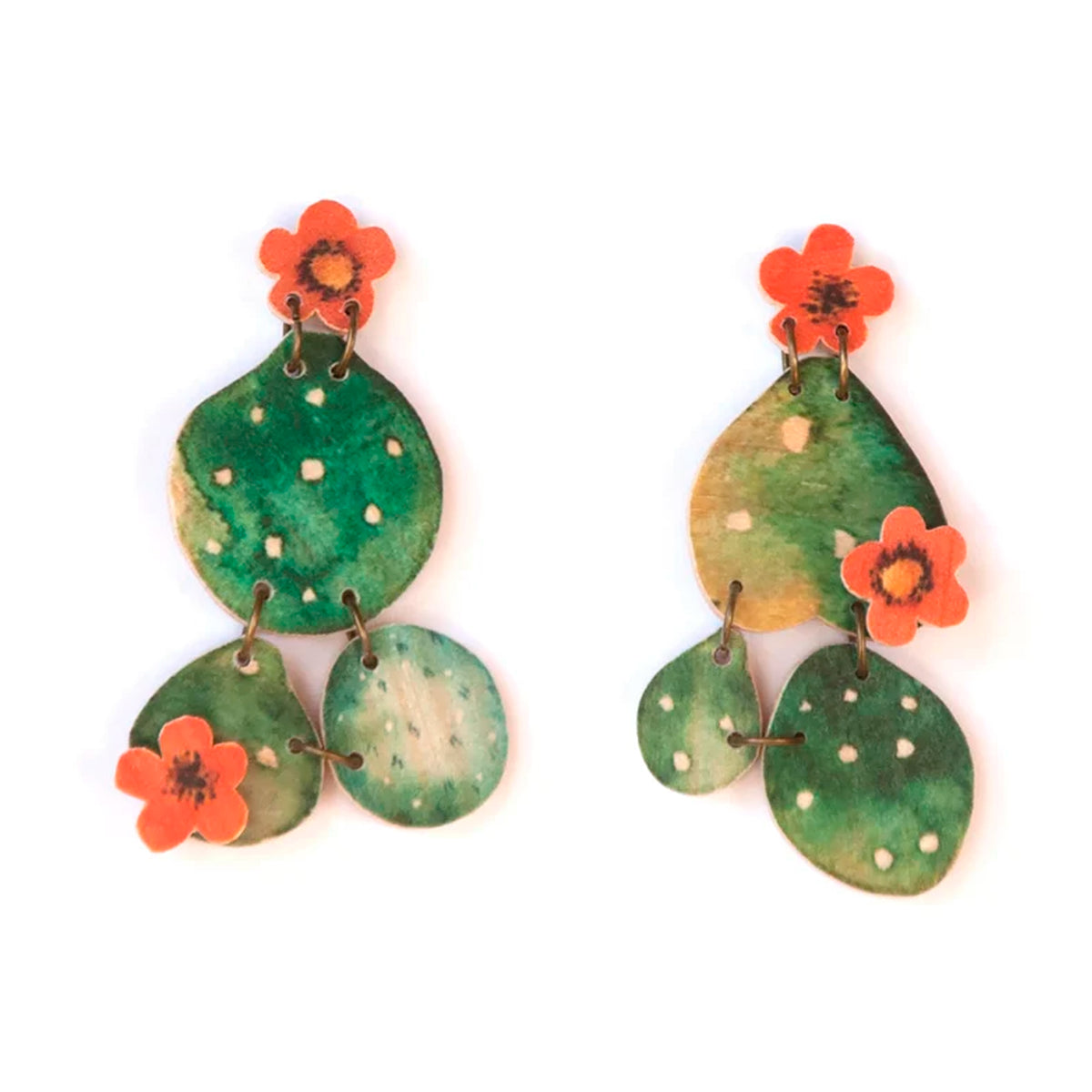 Pendientes de madera con cuatro piezas redondeadas de color verde y marrón imitando una planta chumbera y unas flores rojas de chumbera unidas por unos aros color cobre. Pendientes grandes con mucho movimiento.