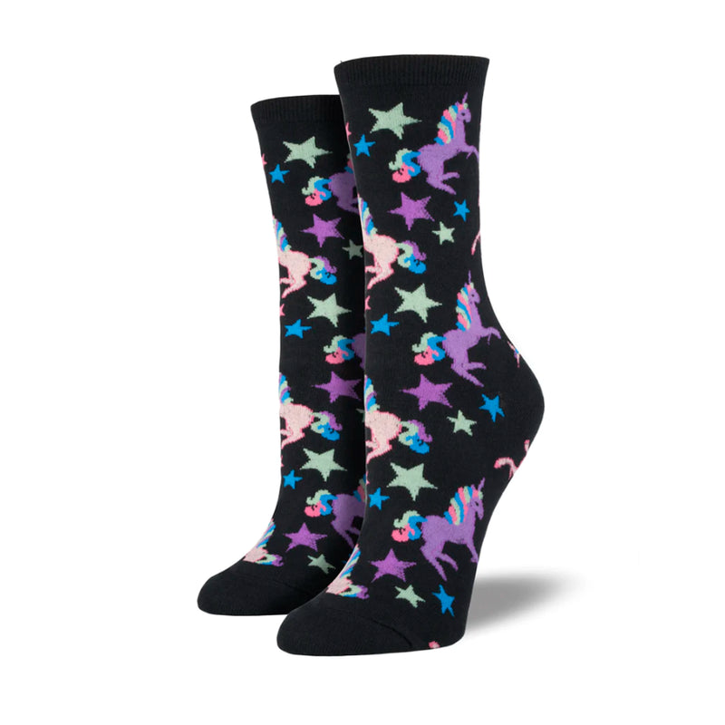 Calcetines color negro con dibujo de unicornios lila y rosa con crin  y cola gris, azul y rosa y estrellas grises, azules y moradas. Calcetines negros de estampado de unicornios.