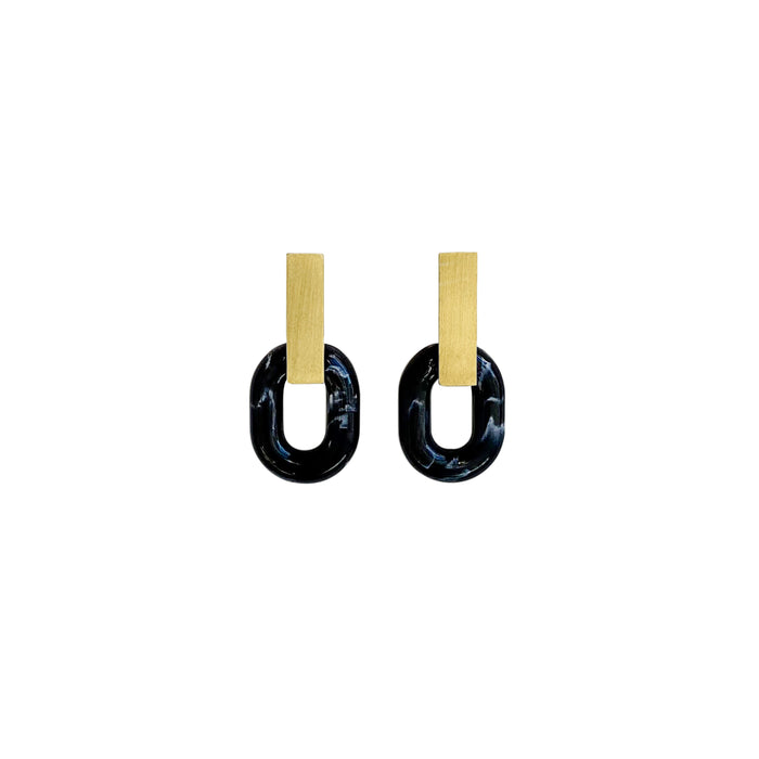 Pendientes elegantes y minimalistas compuestos por una pieza de latón rectangular vertical y un círculo negro de acetato con acabado mármol. Sofisticados pendientes geométricos ideales tanto para looks de diario como de fiesta.