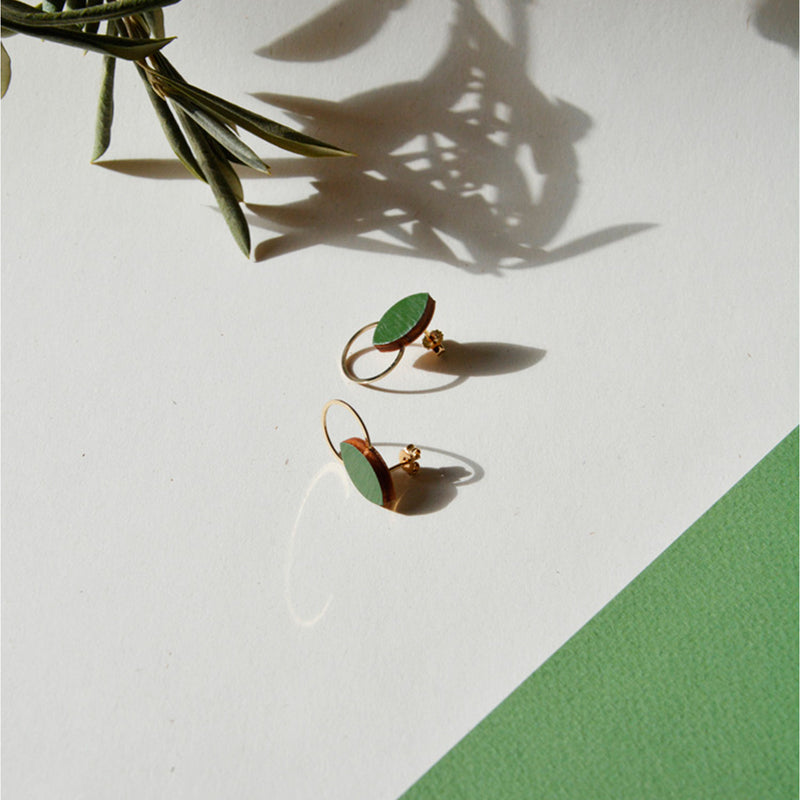 Pendientes de madera con forma de hoja de olivo en color verde oliva claro y aro plano dorado en la parte inferior.