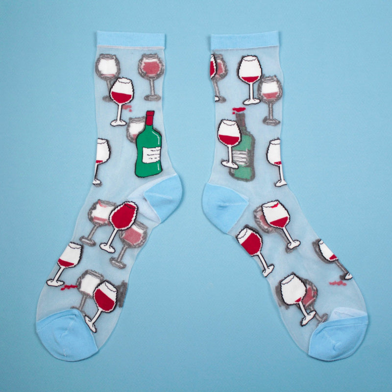 Divertidos calcetines de malla transparente con dibujos de copas y botellas de vino tinto. Calcetines divertidos y originales de algodón, poliéster y spandex.
