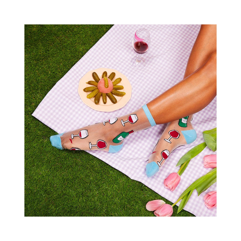 Divertidos calcetines de malla transparente con dibujos de copas y botellas de vino tinto. Calcetines divertidos y originales de algodón, poliéster y spandex.