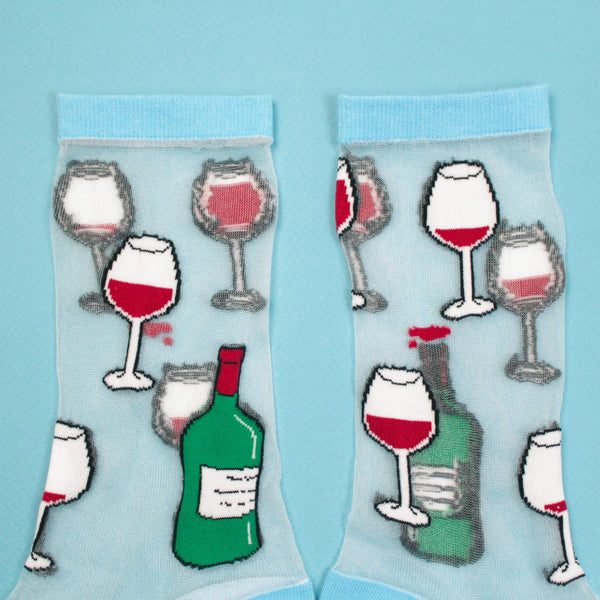 Divertidos calcetines de malla transparente con dibujos de copas y botellas de vino tinto. Calcetines divertidos y originales de algodón, poliéster y spandex.