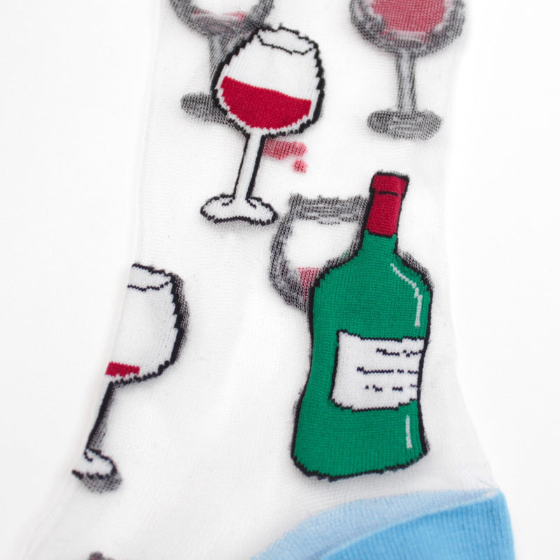 Divertidos calcetines de malla transparente con dibujos de copas y botellas de vino tinto. Calcetines divertidos y originales de algodón, poliéster y spandex.