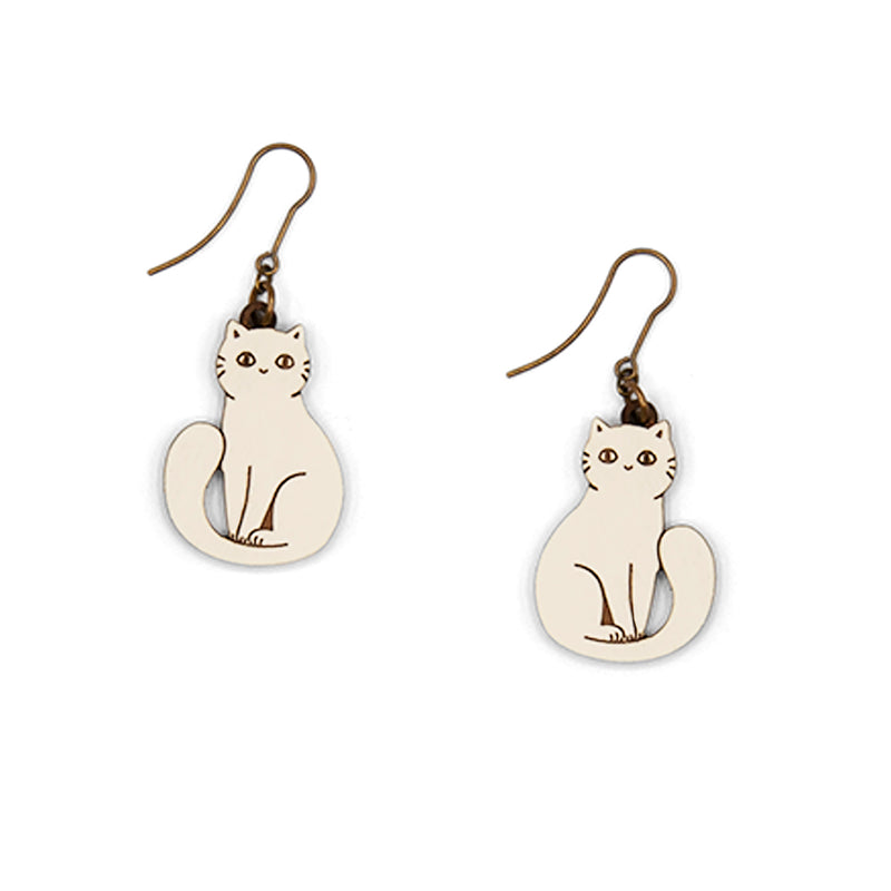 Pendientes de gancho con charm en forma de gato blanco sentado con una sonrisita.